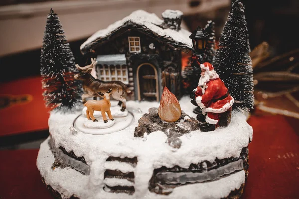 Schöne Weihnachtsdekoration Mit Beweglichen Figuren Auf Winterlichem Hintergrund — Stockfoto