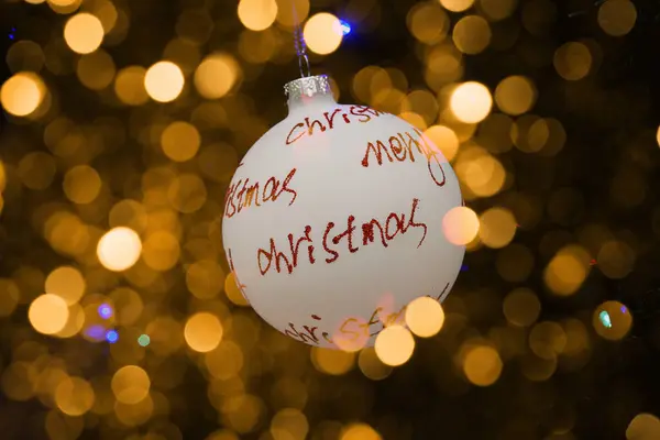 Piękna Biała Bombka Czerwonym Napisem Wesołych Świąt Świątecznym Tle — Zdjęcie stockowe