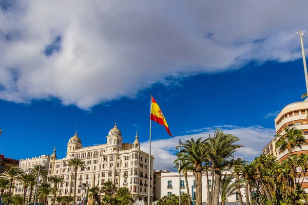 Piękny Miejski Krajobraz Alicante Centrum Miasta Hiszpańską Flagą Zdjęcia Stockowe bez tantiem