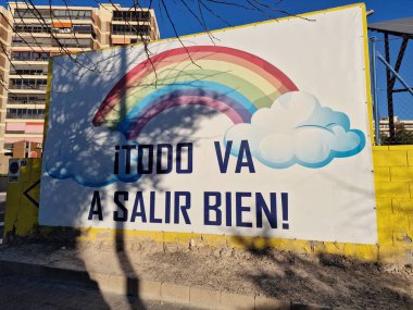 colorful mural lettering in spanish everything will be fine with rainbow