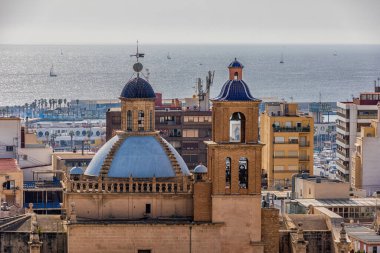 Alicante şehrinin güzel manzarası şehrin gözünden ve limandan güneşli bir günde.