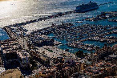 Alicante şehrinin güzel manzarası şehrin gözünden ve limandan güneşli bir günde.