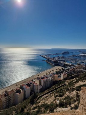 Alicante şehrinin güzel manzarası şehrin gözünden ve limandan güneşli bir günde.