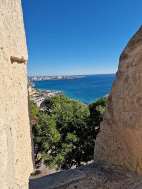 Alicante şehrinin güzel manzarası şehrin gözünden ve limandan güneşli bir günde.