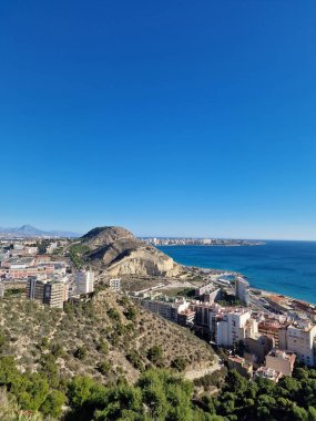 Alicante şehrinin güzel manzarası şehrin gözünden ve limandan güneşli bir günde.