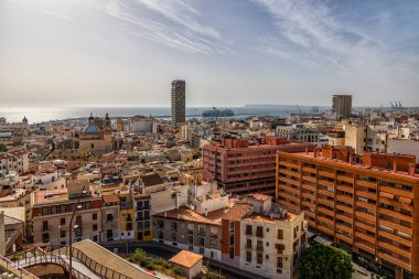 Alicante şehrinin güzel manzarası şehrin gözünden ve limandan güneşli bir günde.