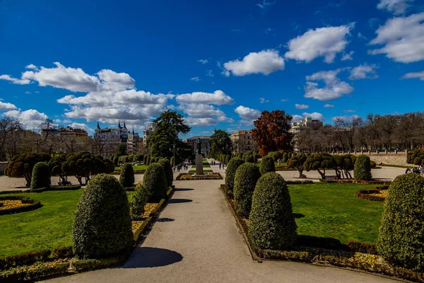 春の日のマドリードスペインのレティーロ公園都市景観 — ストック写真