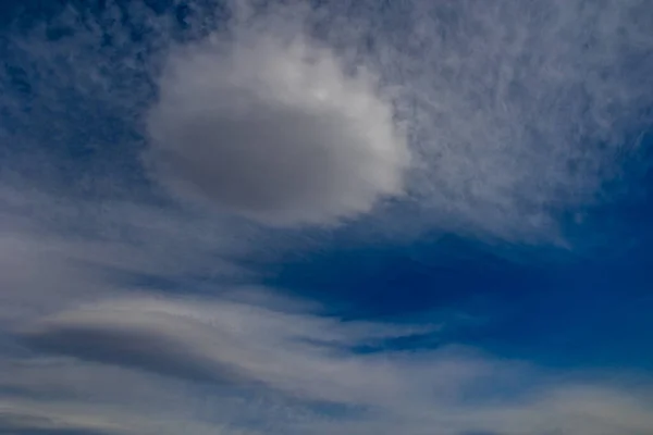 白い雲に包まれた晴れた日の青空の背景 — ストック写真