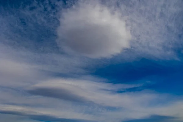 Φυσικό Μπλε Φόντο Του Ουρανού Μια Ηλιόλουστη Μέρα Άσπρα Σύννεφα — Φωτογραφία Αρχείου