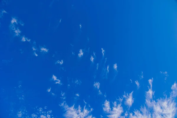 Természetes Kék Háttér Egy Napsütéses Napon Fehér Felhők — Stock Fotó
