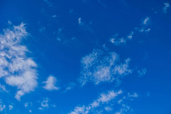 Természetes Kék Háttér Egy Napsütéses Napon Fehér Felhők — Stock Fotó