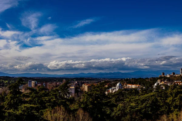春の晴れた日のマドリードの大パノラマ — ストック写真