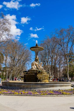 Bir bahar günü Madrid 'deki Retiro Park' ta büyük bir çeşme