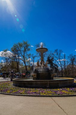 Bir bahar günü Madrid 'deki Retiro Park' ta büyük bir çeşme