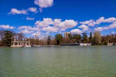 Madrid Parkı, emekli bahar manzarası. Su çok güzel. 
