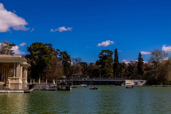 Madrid Park Retiro Tavasz Táj Víz Gyönyörű — Stock Fotó