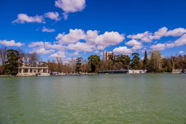 Madrid Parque Retiro Primavera Paisaje Con Agua Hermosa —  Fotos de Stock