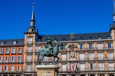 İspanya 'nın başkenti Madrid' in ana meydanındaki güzel binalar 