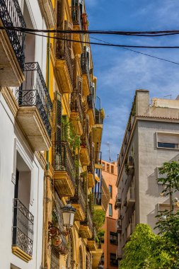 İspanya 'nın Alicante kentindeki ilginç binalar güneşli bir günde