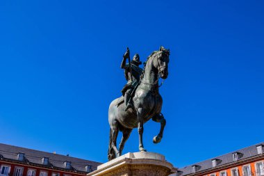 İspanya 'nın başkenti Madrid' in ana meydanındaki güzel binalar 