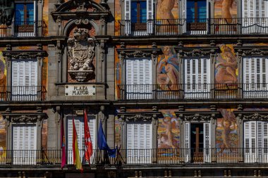 İspanya 'nın başkenti Madrid' in ana meydanındaki güzel binalar 