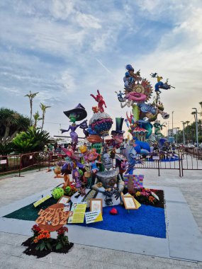 Harika renkli tatil dekorasyonları hogueras alicante haziran, sant joan, Uluslararası Turizm Festivali