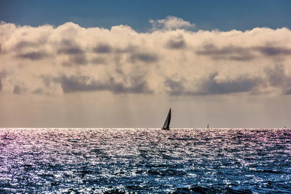 Морской Спокойный Голубой Пейзаж Парусником Горизонте Неба Облаками — стоковое фото
