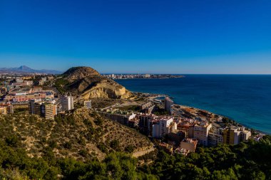 İspanya 'nın Alicante limanı ve şehirdeki dağlarda güneşli bir günde manzara