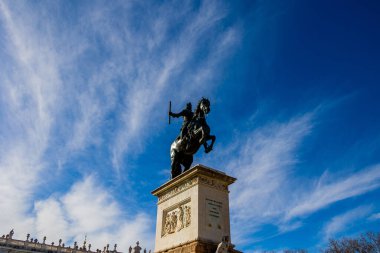 Madrid 'in merkezinde mavi bahar gökyüzüne karşı bir anıt.