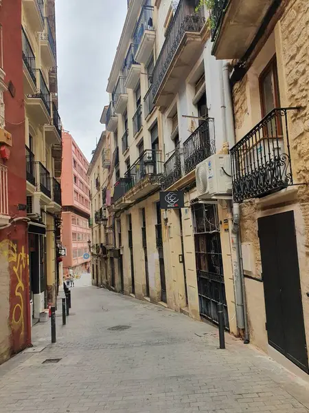 Estrecha Calle Histórica Ciudad Española Alicante Sin Personas —  Fotos de Stock