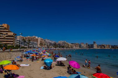 İspanya, Calpe 'deki güzel sahil manzarası güneşli bir yaz günü