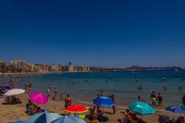 İspanya, Calpe 'deki güzel sahil manzarası güneşli bir yaz günü