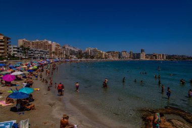 İspanya, Calpe 'deki güzel sahil manzarası güneşli bir yaz günü