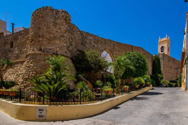 İspanya 'nın Calpe şehrinin güzel dar sokakları sıcak bir yaz günü