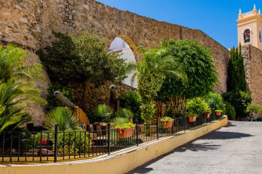 İspanya 'nın Calpe şehrinin güzel dar sokakları sıcak bir yaz günü