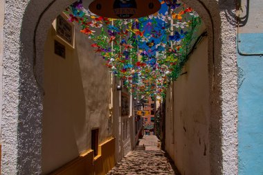 İspanya 'nın Calpe şehrinin güzel dar sokakları sıcak bir yaz günü