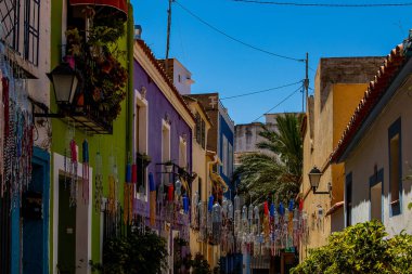 İspanya 'nın Calpe şehrinin güzel dar sokakları sıcak bir yaz günü