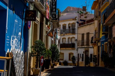 İspanya 'nın Calpe şehrinin güzel dar sokakları sıcak bir yaz günü