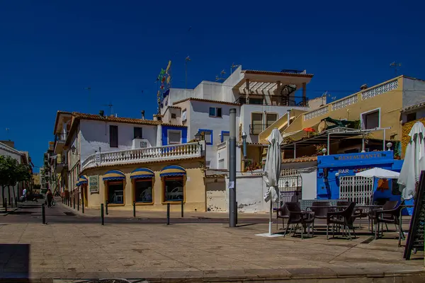 夏の暑い休日のカルペスペインの古い町の美しい狭い通り — ストック写真