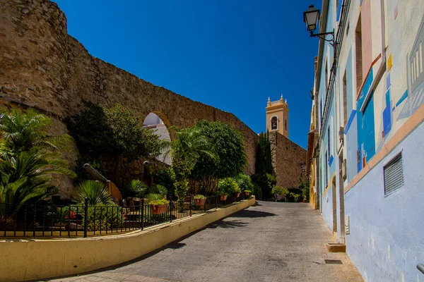 Piękne Wąskie Uliczki Starego Miasta Calpe Hiszpania Letni Gorący Dzień — Zdjęcie stockowe