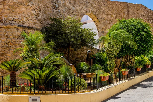 İspanya 'nın Calpe şehrinin güzel dar sokakları sıcak bir yaz günü