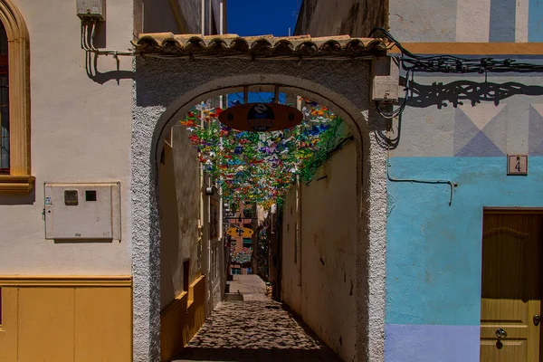 Красивые Узкие Улочки Старого Города Кальпе Испания Летний Жаркий День — стоковое фото