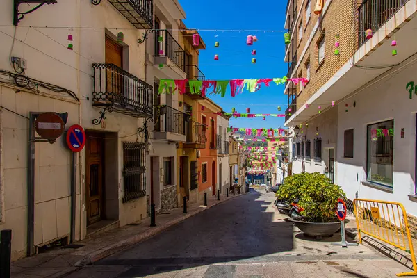 Красивые Узкие Улочки Старого Города Кальпе Испания Летний Жаркий День — стоковое фото