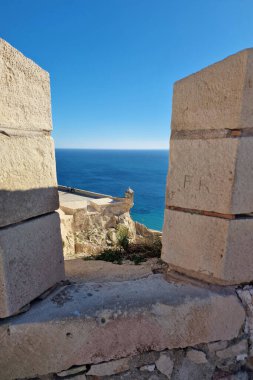 Deniz ve savunma duvarı Alicante 'deki Saint Barbara Kalesi' nden güzel bir manzara.
