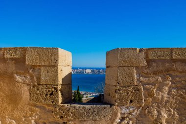 Deniz ve savunma duvarı Alicante 'deki Saint Barbara Kalesi' nden güzel bir manzara.