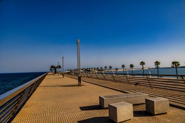 Alicante 'de güzel, geniş bir iskele Bir yaz günü deniz manzarası