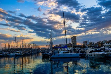 Alicante İspanya 'nın limanında gün batımından sonra bulutlu güzel manzara.