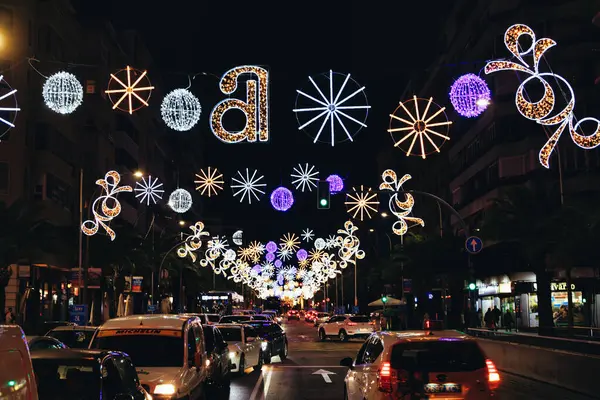 İspanya, Alicante sokaklarında renkli Noel süslemeleri