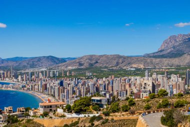 Bir yaz günü Benidorm şehrinin yakınındaki İspanyol sahilinde güzel bir manzara.