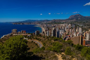Bir yaz günü Benidorm şehrinin yakınındaki İspanyol sahilinde güzel bir manzara.